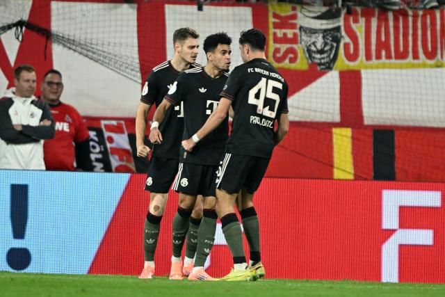 29 October 2025, North Rhine-Westphalia, Cologne: Bayern Munich's Luis Diaz (C) celebrates scoring his side's first goal with teammates Josip Stanisic (L) and Aleksandar Pavlovic during the German DFB Cup 2nd round soccer match between 1. FC Cologne and Bayern Munich at RheinEnergieStadion. Photo: Federico Gambarini/dpa - WICHTIGER HINWEIS: Gemäß den Vorgaben der DFL Deutsche Fußball Liga bzw. des DFB Deutscher Fußball-Bund ist es untersagt, in dem Stadion und/oder vom Spiel angefertigte Fotoaufnahmen in Form von Sequenzbildern und/oder videoähnlichen Fotostrecken zu verwerten bzw. verwerten zu lassen.