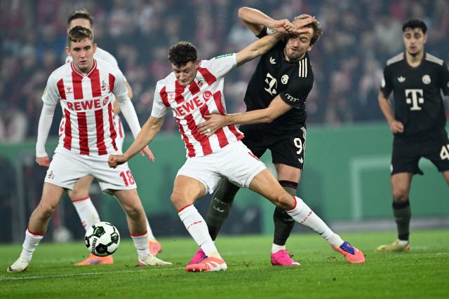 29 October 2025, North Rhine-Westphalia, Cologne: Cologne's Eric Martel (2nd L) and Bayern Munich's Harry Kane (2nd R) battle for the ball during the German DFB Cup 2nd round soccer match between 1. FC Cologne and Bayern Munich at RheinEnergieStadion. Photo: Federico Gambarini/dpa - WICHTIGER HINWEIS: Gemäß den Vorgaben der DFL Deutsche Fußball Liga bzw. des DFB Deutscher Fußball-Bund ist es untersagt, in dem Stadion und/oder vom Spiel angefertigte Fotoaufnahmen in Form von Sequenzbildern und/oder videoähnlichen Fotostrecken zu verwerten bzw. verwerten zu lassen.