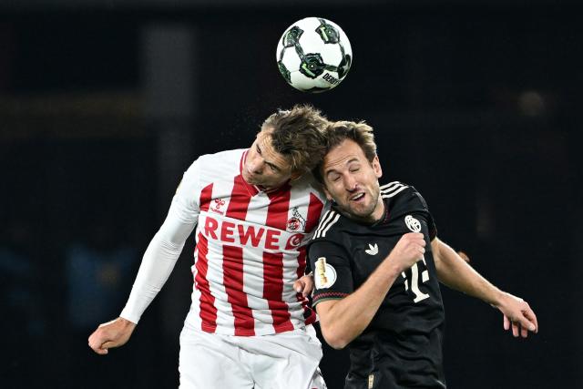 29 October 2025, North Rhine-Westphalia, Cologne: Cologne's Joel Schmied (L) and Bayern Munich's Harry Kane battle for the ball during the German DFB Cup 2nd round soccer match between 1. FC Cologne and Bayern Munich at RheinEnergieStadion. Photo: Federico Gambarini/dpa - WICHTIGER HINWEIS: Gemäß den Vorgaben der DFL Deutsche Fußball Liga bzw. des DFB Deutscher Fußball-Bund ist es untersagt, in dem Stadion und/oder vom Spiel angefertigte Fotoaufnahmen in Form von Sequenzbildern und/oder videoähnlichen Fotostrecken zu verwerten bzw. verwerten zu lassen.