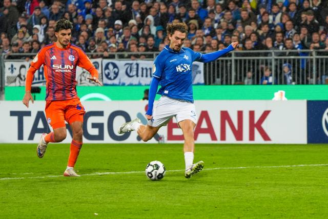 29 October 2025, Hesse, Darmstadt: Darmstadt's Frasier Hornby scores his side's third goal during the German DFB Cup 2nd round soccer match between Darmstadt 98 and FC Schalke 04 at Merck-Stadion am Boellenfalltor. Photo: Marc Schüler/dpa - WICHTIGER HINWEIS: Gemäß den Vorgaben der DFL Deutsche Fußball Liga bzw. des DFB Deutscher Fußball-Bund ist es untersagt, in dem Stadion und/oder vom Spiel angefertigte Fotoaufnahmen in Form von Sequenzbildern und/oder videoähnlichen Fotostrecken zu verwerten bzw. verwerten zu lassen.