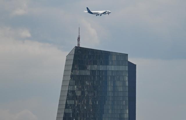 FILED - 23 July 2025, Hesse, Frankfurt/Main: A Lufthansa passenger plane is approaching Frankfurt Airport over the headquarters of the European Central Bank (ECB). Photo: Arne Dedert/dpa