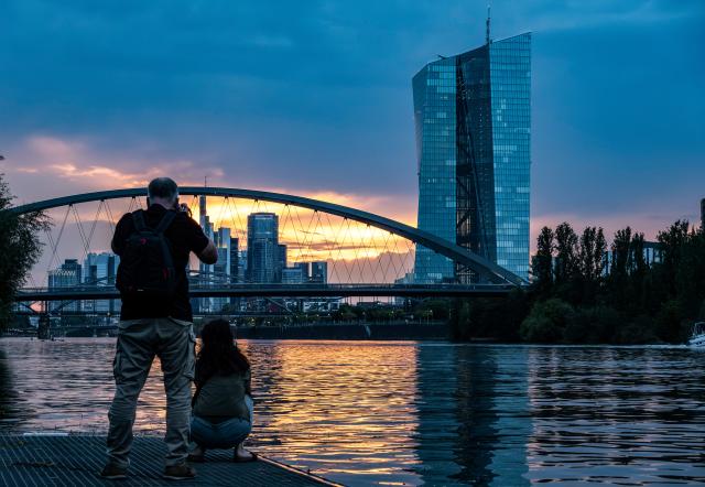 FILED - 26 August 2025, Hesse, Frankfurt/Main: A man and a woman stand on the other side of the European Central Bank (ECB) in Frankfurt am Main. Photo: Boris Roessler/dpa