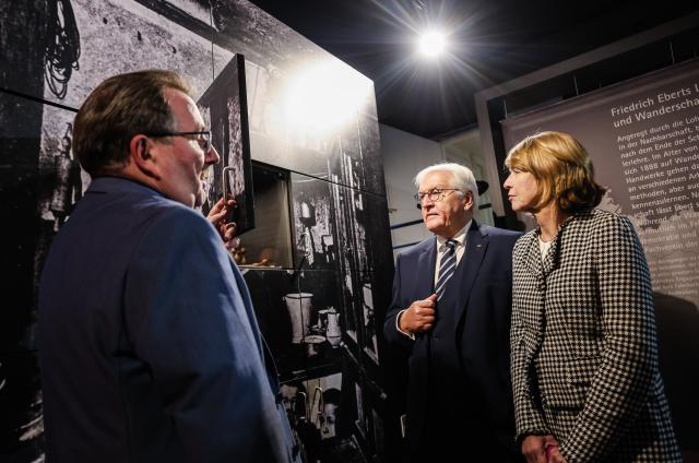 30 October 2025, Baden-Wuerttemberg, Heidelberg: Germany's President Frank-Walter Steinmeier (C) visits the Reichspraesident-Friedrich-Ebert Memorial Foundation together with his wife Elke Büdenbender (R). The tour is led by Bernd Braun (L), Managing Director of the Reichspraesident-Friedrich-Ebert Memorial Foundation. Photo: Christoph Schmidt/dpa