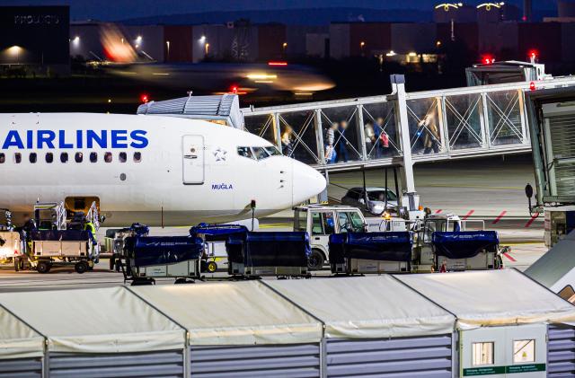 30 October 2025, Lower Saxony, Langenhagen: People leave a plane after landing at Hanover-Langenhagen Airport. Afghans who have been accepted for admission are said to have arrived in Hanover on a scheduled flight. Photo: Moritz Frankenberg/dpa - ACHTUNG: Person(en) wurde(n) aus rechtlichen Gründen gepixelt