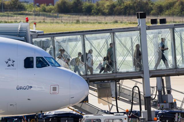 30 October 2025, Lower Saxony, Langenhagen: People leave a plane after landing at Hanover-Langenhagen Airport. Afghans who have been accepted for admission are said to have arrived in Hanover on a scheduled flight. Photo: Michael Matthey/dpa - ACHTUNG: Person(en) wurde(n) aus rechtlichen Gründen gepixelt