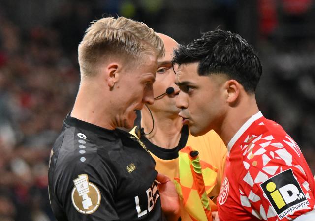 FILED - 29 October 2025, Rhineland-Palatinate, Mainz: Mainz's Nadiem Amiri (R) and Stuttgart's Chris Fuehrich (L) shout at each other during the German DFB Cup second-round soccer match between FSV Mainz 05 and VfB Stuttgart at Mewa Arena. Photo: Torsten Silz/dpa - WICHTIGER HINWEIS: Gemäß den Vorgaben der DFL Deutsche Fußball Liga bzw. des DFB Deutscher Fußball-Bund ist es untersagt, in dem Stadion und/oder vom Spiel angefertigte Fotoaufnahmen in Form von Sequenzbildern und/oder videoähnlichen Fotostrecken zu verwerten bzw. verwerten zu lassen.