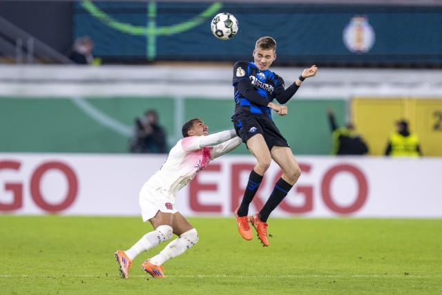 FILED - 29 October 2025, North Rhine-Westphalia, Paderborn: Leverkusen's Arthur (L) and Paderborn's Filip Bilbija battle for the ball during the German DFB Cup 2nd round soccer match between SC Paderborn 07 and Bayer Leverkusen at Home Deluxe Arena. Photo: David Inderlied/dpa - WICHTIGER HINWEIS: Gemäß den Vorgaben der DFL Deutsche Fußball Liga bzw. des DFB Deutscher Fußball-Bund ist es untersagt, in dem Stadion und/oder vom Spiel angefertigte Fotoaufnahmen in Form von Sequenzbildern und/oder videoähnlichen Fotostrecken zu verwerten bzw. verwerten zu lassen.