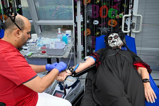 31 October 2025, Berlin: Rosemarie from Wustermark in a Halloween costume is prepared for the blood collection by a medical specialist at the DRK Kabas Schokry at the "Halloween blood donation campaign" at the Havelklinik. Photo: Soeren Stache/dpa