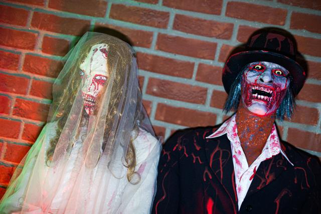 31 October 2025, Lower Saxony, Devese: Halloween decorations in the form of a spooky bride and groom stand outside a house in the Hanover region in the early morning. Photo: Moritz Frankenberg/dpa