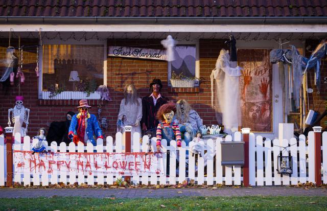 31 October 2025, Lower Saxony, Devese: Halloween decorations stand outside a house in the Hanover region in the early morning. Photo: Moritz Frankenberg/dpa