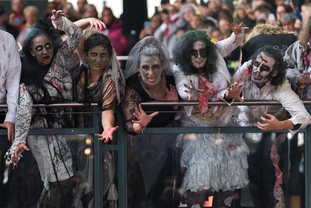 31 October 2025, Hamburg: Fans from Germany, Austria and Switzerland dressed as zombies dances the iconic Thriller choreography in the Wandelhalle at the main station. Photo: Marcus Golejewski/dpa