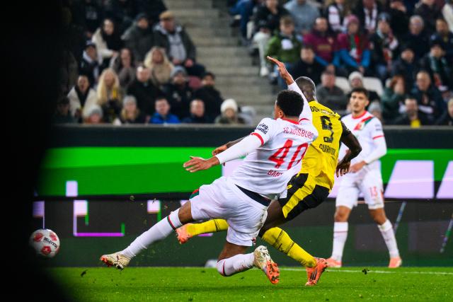 31 October 2025, Bavaria, Augsburg: Borussia Dortmund's Serhou Guirassy (C) scores his side's first goal during the German Bundesliga soccer match between FC Augsburg and Borussia Dortmund at WWK-Arena. Photo: Tom Weller/dpa - WICHTIGER HINWEIS: Gemäß den Vorgaben der DFL Deutsche Fußball Liga bzw. des DFB Deutscher Fußball-Bund ist es untersagt, in dem Stadion und/oder vom Spiel angefertigte Fotoaufnahmen in Form von Sequenzbildern und/oder videoähnlichen Fotostrecken zu verwerten bzw. verwerten zu lassen.