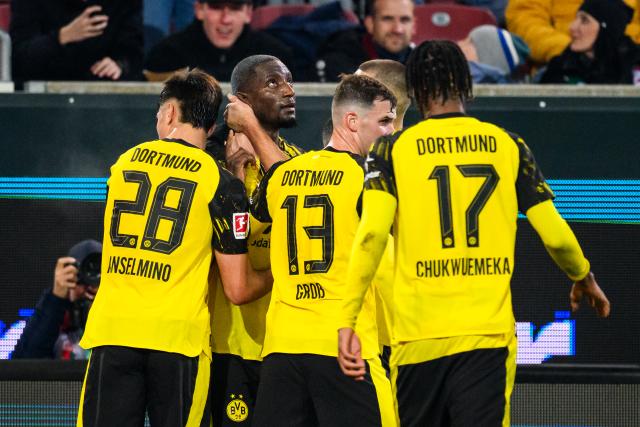 31 October 2025, Bavaria, Augsburg: Borussia Dortmund's Serhou Guirassy (2nd L) celebrates scoring his side's first goal with teammates during the German Bundesliga soccer match between FC Augsburg and Borussia Dortmund at WWK-Arena. Photo: Tom Weller/dpa - WICHTIGER HINWEIS: Gemäß den Vorgaben der DFL Deutsche Fußball Liga bzw. des DFB Deutscher Fußball-Bund ist es untersagt, in dem Stadion und/oder vom Spiel angefertigte Fotoaufnahmen in Form von Sequenzbildern und/oder videoähnlichen Fotostrecken zu verwerten bzw. verwerten zu lassen.