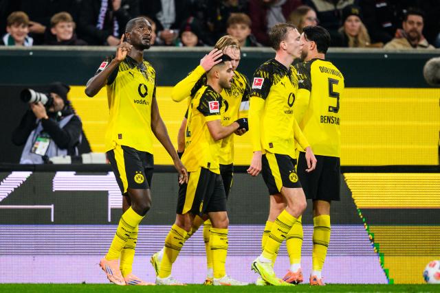 31 October 2025, Bavaria, Augsburg: Borussia Dortmund's Serhou Guirassy (L) celebrates scoring his side's first goal with teammates during the German Bundesliga soccer match between FC Augsburg and Borussia Dortmund at WWK-Arena. Photo: Tom Weller/dpa - WICHTIGER HINWEIS: Gemäß den Vorgaben der DFL Deutsche Fußball Liga bzw. des DFB Deutscher Fußball-Bund ist es untersagt, in dem Stadion und/oder vom Spiel angefertigte Fotoaufnahmen in Form von Sequenzbildern und/oder videoähnlichen Fotostrecken zu verwerten bzw. verwerten zu lassen.