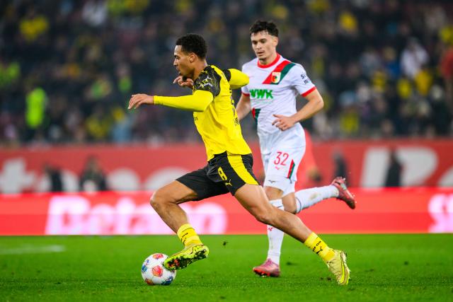 31 October 2025, Bavaria, Augsburg: Borussia Dortmund's Felix Nmecha (L) and Augsburg's Fabian Rieder battle for the ball during the German Bundesliga soccer match between FC Augsburg and Borussia Dortmund at WWK-Arena. Photo: Tom Weller/dpa - WICHTIGER HINWEIS: Gemäß den Vorgaben der DFL Deutsche Fußball Liga bzw. des DFB Deutscher Fußball-Bund ist es untersagt, in dem Stadion und/oder vom Spiel angefertigte Fotoaufnahmen in Form von Sequenzbildern und/oder videoähnlichen Fotostrecken zu verwerten bzw. verwerten zu lassen.