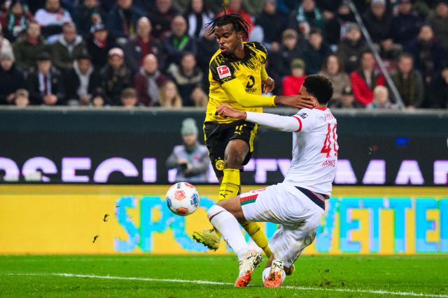 31 October 2025, Bavaria, Augsburg: Borussia Dortmund's Carney Chukwuemeka (L) and Augsburg's Noahkai Banks battle for the ball during the German Bundesliga soccer match between FC Augsburg and Borussia Dortmund at WWK-Arena. Photo: Tom Weller/dpa - WICHTIGER HINWEIS: Gemäß den Vorgaben der DFL Deutsche Fußball Liga bzw. des DFB Deutscher Fußball-Bund ist es untersagt, in dem Stadion und/oder vom Spiel angefertigte Fotoaufnahmen in Form von Sequenzbildern und/oder videoähnlichen Fotostrecken zu verwerten bzw. verwerten zu lassen.