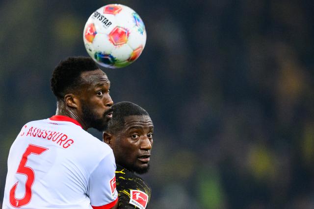 31 October 2025, Bavaria, Augsburg: Borussia Dortmund's Serhou Guirassy (R) and Augsburg's Chrislain Matsima battle for the ball during the German Bundesliga soccer match between FC Augsburg and Borussia Dortmund at WWK-Arena. Photo: Tom Weller/dpa - WICHTIGER HINWEIS: Gemäß den Vorgaben der DFL Deutsche Fußball Liga bzw. des DFB Deutscher Fußball-Bund ist es untersagt, in dem Stadion und/oder vom Spiel angefertigte Fotoaufnahmen in Form von Sequenzbildern und/oder videoähnlichen Fotostrecken zu verwerten bzw. verwerten zu lassen.