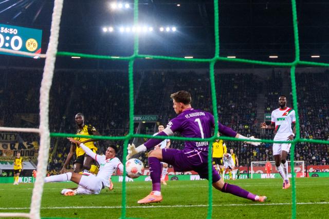 31 October 2025, Bavaria, Augsburg: Borussia Dortmund's Serhou Guirassy (L) scores his side's first goal during the German Bundesliga soccer match between FC Augsburg and Borussia Dortmund at WWK-Arena. Photo: Tom Weller/dpa - WICHTIGER HINWEIS: Gemäß den Vorgaben der DFL Deutsche Fußball Liga bzw. des DFB Deutscher Fußball-Bund ist es untersagt, in dem Stadion und/oder vom Spiel angefertigte Fotoaufnahmen in Form von Sequenzbildern und/oder videoähnlichen Fotostrecken zu verwerten bzw. verwerten zu lassen.