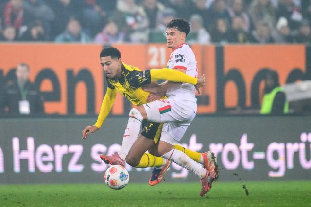 31 October 2025, Bavaria, Augsburg: Borussia Dortmund's Jobe Bellingham (L) and Augsburg's Fabian Rieder battle for the ball during the German Bundesliga soccer match between FC Augsburg and Borussia Dortmund at WWK-Arena. Photo: Tom Weller/dpa - WICHTIGER HINWEIS: Gemäß den Vorgaben der DFL Deutsche Fußball Liga bzw. des DFB Deutscher Fußball-Bund ist es untersagt, in dem Stadion und/oder vom Spiel angefertigte Fotoaufnahmen in Form von Sequenzbildern und/oder videoähnlichen Fotostrecken zu verwerten bzw. verwerten zu lassen.