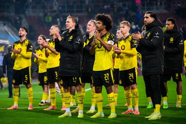 31 October 2025, Bavaria, Augsburg: Dortmund players thank the fans after the German Bundesliga soccer match between FC Augsburg and Borussia Dortmund at WWK-Arena. Photo: Tom Weller/dpa - WICHTIGER HINWEIS: Gemäß den Vorgaben der DFL Deutsche Fußball Liga bzw. des DFB Deutscher Fußball-Bund ist es untersagt, in dem Stadion und/oder vom Spiel angefertigte Fotoaufnahmen in Form von Sequenzbildern und/oder videoähnlichen Fotostrecken zu verwerten bzw. verwerten zu lassen.