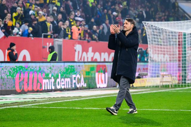 31 October 2025, Bavaria, Augsburg: Borussia Dortmund coach Niko Kovac thanks the fans for their support after the German Bundesliga soccer match between FC Augsburg and Borussia Dortmund at WWK-Arena. Photo: Tom Weller/dpa - WICHTIGER HINWEIS: Gemäß den Vorgaben der DFL Deutsche Fußball Liga bzw. des DFB Deutscher Fußball-Bund ist es untersagt, in dem Stadion und/oder vom Spiel angefertigte Fotoaufnahmen in Form von Sequenzbildern und/oder videoähnlichen Fotostrecken zu verwerten bzw. verwerten zu lassen.