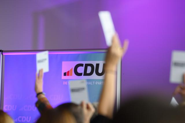 01 November 2025, Saxony-Anhalt, Oschersleben: Delegates at the CDU state representatives' meeting vote with their voting cards. The delegates want to decide on the Saxony-Anhalt CDU's list for the 2026 state elections. Photo: Klaus-Dietmar Gabbert/dpa