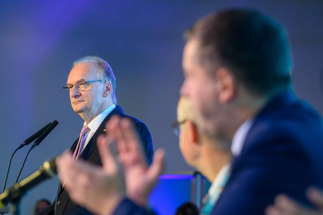 01 November 2025, Saxony-Anhalt, Oschersleben: Reiner Haseloff (L), Minister-President of Saxony-Anhalt, speaks to the delegates at the CDU state representatives' meeting. Sven Schulze (CDU), Minister for Economics, Tourism, Agriculture and Forestry of Saxony-Anhalt, is in the foreground. The delegates want to decide on the Saxony-Anhalt CDU's list for the 2026 state elections. Photo: Klaus-Dietmar Gabbert/dpa