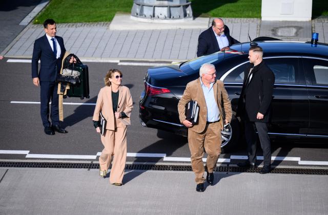 01 November 2025, Brandenburg, Schoenefeld: German President Frank-Walter Steinmeier and his wife Elke Buedenbender board a Bundeswehr Air Force aircraft at the military section of Berlin Brandenburg Airport to fly to Cairo (Egypt). Steinmeier and his wife are traveling to the Arab Republic of Egypt on the occasion of the opening of the Grand Egyptian Museum (GEM). Photo: Bernd von Jutrczenka/dpa