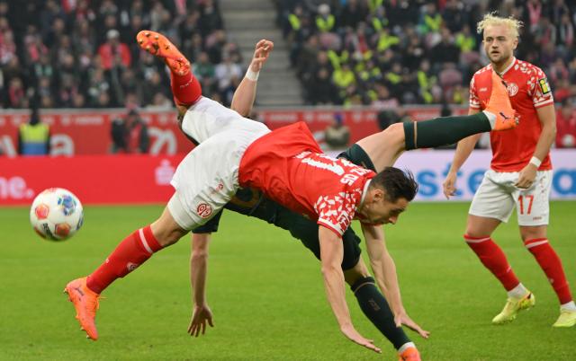 01 November 2025, Rhineland-Palatinate, Mainz: Mainz's Dominik Kohr (Front) and Werder Bremen's Jens Stage battle for the ball during the German Bundesliga soccer match between FSV Mainz 05 and Werder Bremen at Mewa Arena. Photo: Torsten Silz/dpa - WICHTIGER HINWEIS: Gemäß den Vorgaben der DFL Deutsche Fußball Liga bzw. des DFB Deutscher Fußball-Bund ist es untersagt, in dem Stadion und/oder vom Spiel angefertigte Fotoaufnahmen in Form von Sequenzbildern und/oder videoähnlichen Fotostrecken zu verwerten bzw. verwerten zu lassen.