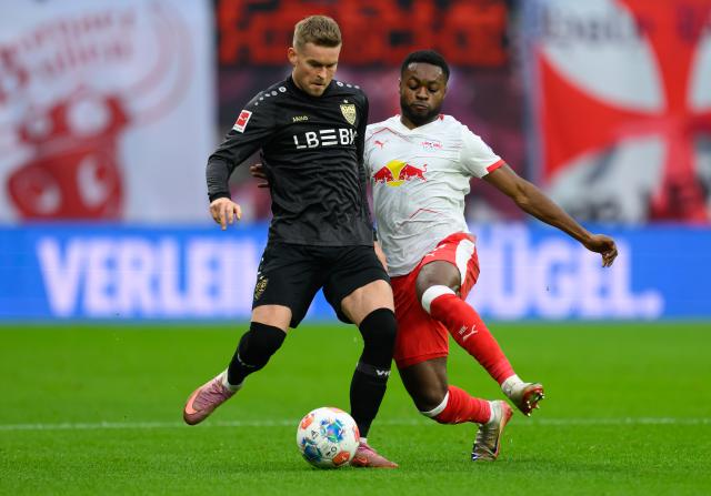 01 November 2025, Saxony, Leipzig: Leipzig's Ridle Baku (R) and Stuttgart's Maximilian Mittelstaedt battle for the ball during the German Bundesliga soccer match between RB Leipzig and VfB Stuttgart at Red Bull Arena. Photo: Hendrik Schmidt/dpa - WICHTIGER HINWEIS: Gemäß den Vorgaben der DFL Deutsche Fußball Liga bzw. des DFB Deutscher Fußball-Bund ist es untersagt, in dem Stadion und/oder vom Spiel angefertigte Fotoaufnahmen in Form von Sequenzbildern und/oder videoähnlichen Fotostrecken zu verwerten bzw. verwerten zu lassen.