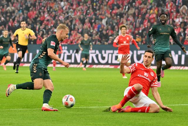 01 November 2025, Rhineland-Palatinate, Mainz: Mainz's Dominik Kohr (R) and Werder Bremen's Marco Gruell battle for the ball during the German Bundesliga soccer match between FSV Mainz 05 and Werder Bremen at Mewa Arena. Photo: Torsten Silz/dpa - WICHTIGER HINWEIS: Gemäß den Vorgaben der DFL Deutsche Fußball Liga bzw. des DFB Deutscher Fußball-Bund ist es untersagt, in dem Stadion und/oder vom Spiel angefertigte Fotoaufnahmen in Form von Sequenzbildern und/oder videoähnlichen Fotostrecken zu verwerten bzw. verwerten zu lassen.