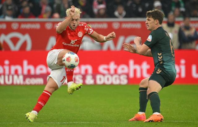 01 November 2025, Rhineland-Palatinate, Mainz: Mainz's JBenedict Hollerbach (L) and Werder Bremen's Jens Stage battle for the ball during the German Bundesliga soccer match between FSV Mainz 05 and Werder Bremen at Mewa Arena. Photo: Torsten Silz/dpa - WICHTIGER HINWEIS: Gemäß den Vorgaben der DFL Deutsche Fußball Liga bzw. des DFB Deutscher Fußball-Bund ist es untersagt, in dem Stadion und/oder vom Spiel angefertigte Fotoaufnahmen in Form von Sequenzbildern und/oder videoähnlichen Fotostrecken zu verwerten bzw. verwerten zu lassen.