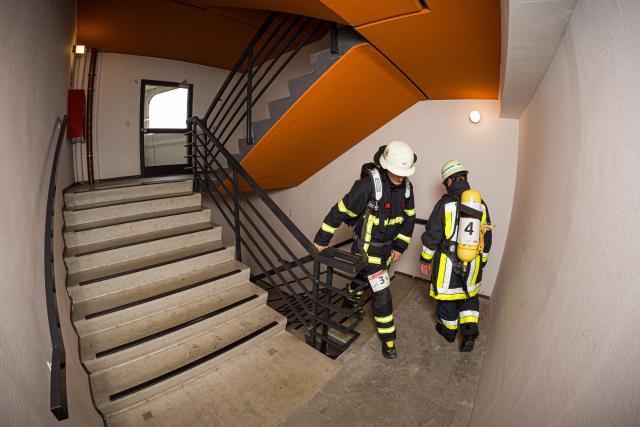 01 November 2025, Lower Saxony, Hanover: Firefighters take part in the eight-hour staircase run. Fire department teams run up and down 18 floors of the Congress Hotel am Stadtpark for eight hours. Photo: Moritz Frankenberg/dpa