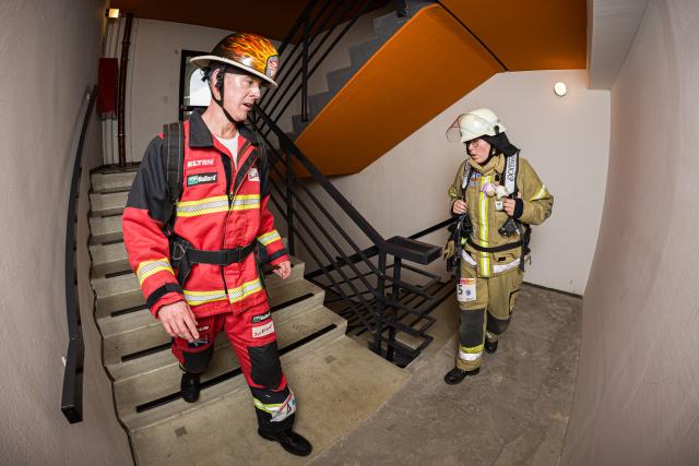 01 November 2025, Lower Saxony, Hanover: Firefighters take part in the eight-hour staircase run. Fire department teams run up and down 18 floors of the Congress Hotel am Stadtpark for eight hours. Photo: Moritz Frankenberg/dpa