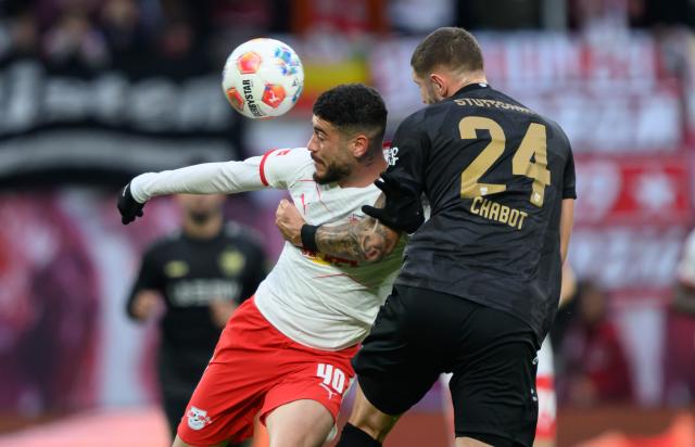 01 November 2025, Saxony, Leipzig: Leipzig's Romulo (L) and Stuttgart's Jeff Chabot battle for the ball during the German Bundesliga soccer match between RB Leipzig and VfB Stuttgart at Red Bull Arena. Photo: Hendrik Schmidt/dpa - WICHTIGER HINWEIS: Gemäß den Vorgaben der DFL Deutsche Fußball Liga bzw. des DFB Deutscher Fußball-Bund ist es untersagt, in dem Stadion und/oder vom Spiel angefertigte Fotoaufnahmen in Form von Sequenzbildern und/oder videoähnlichen Fotostrecken zu verwerten bzw. verwerten zu lassen.