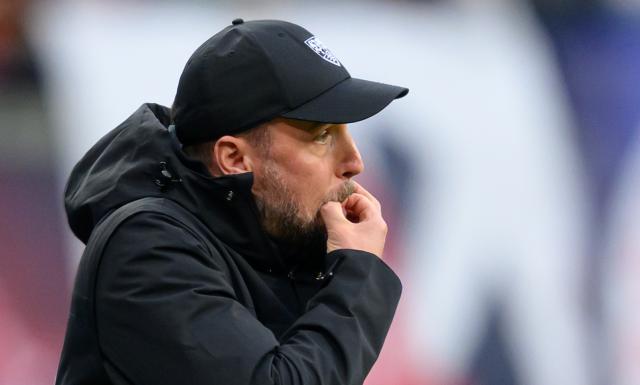01 November 2025, Saxony, Leipzig: Stuttgart Coach Sebastian Hoeness gestures on the touchline during the German Bundesliga soccer match between RB Leipzig and VfB Stuttgart at Red Bull Arena. Photo: Hendrik Schmidt/dpa - WICHTIGER HINWEIS: Gemäß den Vorgaben der DFL Deutsche Fußball Liga bzw. des DFB Deutscher Fußball-Bund ist es untersagt, in dem Stadion und/oder vom Spiel angefertigte Fotoaufnahmen in Form von Sequenzbildern und/oder videoähnlichen Fotostrecken zu verwerten bzw. verwerten zu lassen.