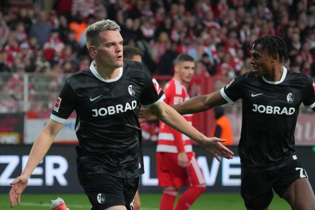 01 November 2025, Berlin: Freiburg's Matthias Ginter (L) celebrates scoring his side's first goal before it was disallowed after a VAR review during the German Bundesliga soccer match between 1. FC Union Berlin and SC Freiburg at An der Alten Foersterei. Photo: Soeren Stache/dpa - WICHTIGER HINWEIS: Gemäß den Vorgaben der DFL Deutsche Fußball Liga bzw. des DFB Deutscher Fußball-Bund ist es untersagt, in dem Stadion und/oder vom Spiel angefertigte Fotoaufnahmen in Form von Sequenzbildern und/oder videoähnlichen Fotostrecken zu verwerten bzw. verwerten zu lassen.
