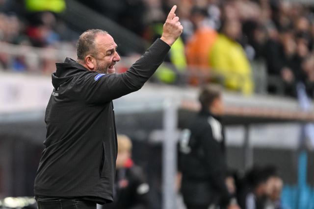 01 November 2025, Baden-Wuerttemberg, Heidenheim: Heidenheim coach Frank Schmidt gestures on the touchline during the German Bundesliga soccer match between 1. FC Heidenheim and Eintracht Frankfurt at Voith-Arena. Photo: Harry Langer/dpa - WICHTIGER HINWEIS: Gemäß den Vorgaben der DFL Deutsche Fußball Liga bzw. des DFB Deutscher Fußball-Bund ist es untersagt, in dem Stadion und/oder vom Spiel angefertigte Fotoaufnahmen in Form von Sequenzbildern und/oder videoähnlichen Fotostrecken zu verwerten bzw. verwerten zu lassen.