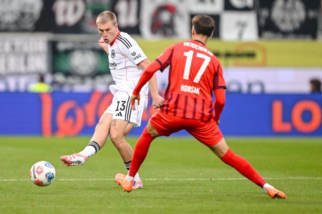 01 November 2025, Baden-Wuerttemberg, Heidenheim: Eintracht Frankfurt's Rasmus Kristensen (L) and Heidenheim's Mathias Honsak battle for the ball during the German Bundesliga soccer match between 1. FC Heidenheim and Eintracht Frankfurt at Voith-Arena. Photo: Harry Langer/dpa - WICHTIGER HINWEIS: Gemäß den Vorgaben der DFL Deutsche Fußball Liga bzw. des DFB Deutscher Fußball-Bund ist es untersagt, in dem Stadion und/oder vom Spiel angefertigte Fotoaufnahmen in Form von Sequenzbildern und/oder videoähnlichen Fotostrecken zu verwerten bzw. verwerten zu lassen.