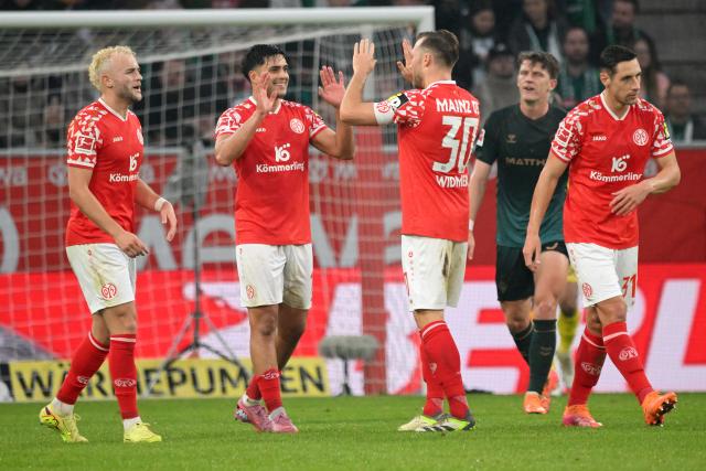 01 November 2025, Rhineland-Palatinate, Mainz: FSV Mainz's Silvan Widmer (3rd L) celebrates scoring his side's first goal with teammates  during the German Bundesliga soccer match between FSV Mainz 05 and Werder Bremen at Mewa Arena. Photo: Torsten Silz/dpa - WICHTIGER HINWEIS: Gemäß den Vorgaben der DFL Deutsche Fußball Liga bzw. des DFB Deutscher Fußball-Bund ist es untersagt, in dem Stadion und/oder vom Spiel angefertigte Fotoaufnahmen in Form von Sequenzbildern und/oder videoähnlichen Fotostrecken zu verwerten bzw. verwerten zu lassen.