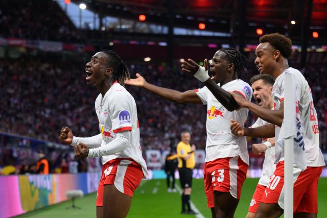 01 November 2025, Saxony, Leipzig: Leipzig's Yan Diomande (L) celebrates scoring his side's first goal with teammates Castello Lukeba (C) and Assan Ouedraogo during the German Bundesliga soccer match between RB Leipzig and VfB Stuttgart at Red Bull Arena. Photo: Hendrik Schmidt/dpa - WICHTIGER HINWEIS: Gemäß den Vorgaben der DFL Deutsche Fußball Liga bzw. des DFB Deutscher Fußball-Bund ist es untersagt, in dem Stadion und/oder vom Spiel angefertigte Fotoaufnahmen in Form von Sequenzbildern und/oder videoähnlichen Fotostrecken zu verwerten bzw. verwerten zu lassen.