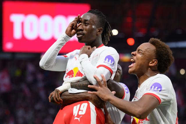 01 November 2025, Saxony, Leipzig: Leipzig's Yan Diomande (L) celebrates scoring his side's first goal with teammate Assan Ouedraogo during the German Bundesliga soccer match between RB Leipzig and VfB Stuttgart at Red Bull Arena. Photo: Hendrik Schmidt/dpa - WICHTIGER HINWEIS: Gemäß den Vorgaben der DFL Deutsche Fußball Liga bzw. des DFB Deutscher Fußball-Bund ist es untersagt, in dem Stadion und/oder vom Spiel angefertigte Fotoaufnahmen in Form von Sequenzbildern und/oder videoähnlichen Fotostrecken zu verwerten bzw. verwerten zu lassen.