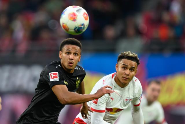 01 November 2025, Saxony, Leipzig: Stuttgart's Luca Jaquez (L) and Leipzig's Antonio Nusa battle for the ball during the German Bundesliga soccer match between RB Leipzig and VfB Stuttgart at Red Bull Arena. Photo: Hendrik Schmidt/dpa - WICHTIGER HINWEIS: Gemäß den Vorgaben der DFL Deutsche Fußball Liga bzw. des DFB Deutscher Fußball-Bund ist es untersagt, in dem Stadion und/oder vom Spiel angefertigte Fotoaufnahmen in Form von Sequenzbildern und/oder videoähnlichen Fotostrecken zu verwerten bzw. verwerten zu lassen.