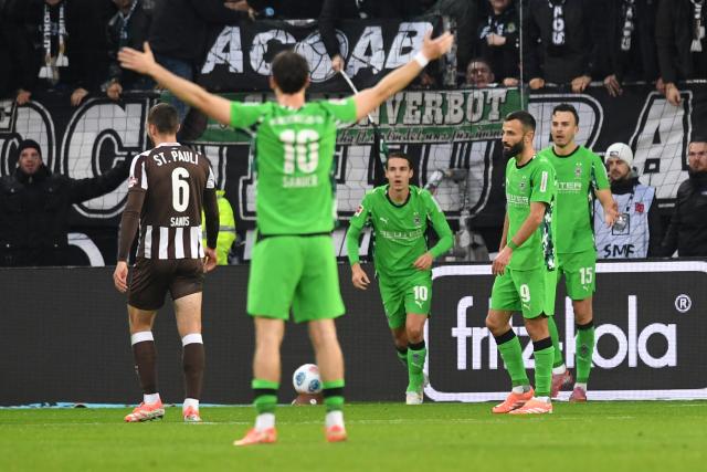 01 November 2025, Hamburg: Moenchengladbach players celebrate their side's first goal during the German Bundesliga soccer match between FC St. Pauli and Borussia Moenchengladbach at the Millerntorstadion. Photo: Daniel Bockwoldt/dpa - WICHTIGER HINWEIS: Gemäß den Vorgaben der DFL Deutsche Fußball Liga bzw. des DFB Deutscher Fußball-Bund ist es untersagt, in dem Stadion und/oder vom Spiel angefertigte Fotoaufnahmen in Form von Sequenzbildern und/oder videoähnlichen Fotostrecken zu verwerten bzw. verwerten zu lassen.