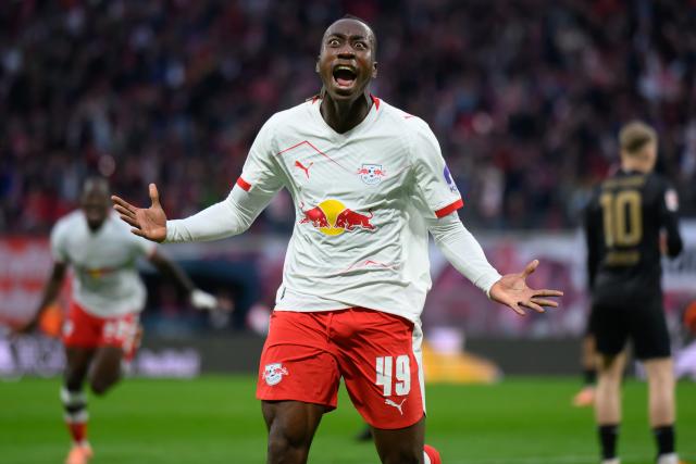 01 November 2025, Saxony, Leipzig: Leipzig's Yan Diomande celebrates scoring his side's first goal during the German Bundesliga soccer match between RB Leipzig and VfB Stuttgart at Red Bull Arena. Photo: Hendrik Schmidt/dpa - WICHTIGER HINWEIS: Gemäß den Vorgaben der DFL Deutsche Fußball Liga bzw. des DFB Deutscher Fußball-Bund ist es untersagt, in dem Stadion und/oder vom Spiel angefertigte Fotoaufnahmen in Form von Sequenzbildern und/oder videoähnlichen Fotostrecken zu verwerten bzw. verwerten zu lassen.