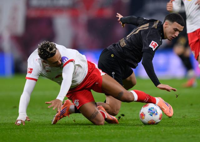 01 November 2025, Saxony, Leipzig: Leipzig's Antonio Nusa (L) and Stuttgart's Bilal El Khannouss battle for the ball during the German Bundesliga soccer match between RB Leipzig and VfB Stuttgart at Red Bull Arena. Photo: Hendrik Schmidt/dpa - WICHTIGER HINWEIS: Gemäß den Vorgaben der DFL Deutsche Fußball Liga bzw. des DFB Deutscher Fußball-Bund ist es untersagt, in dem Stadion und/oder vom Spiel angefertigte Fotoaufnahmen in Form von Sequenzbildern und/oder videoähnlichen Fotostrecken zu verwerten bzw. verwerten zu lassen.