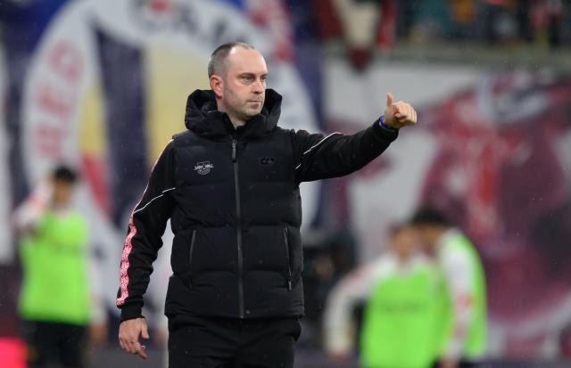 01 November 2025, Saxony, Leipzig: Leipzig coach Ole Werner gestures on the touchline during the German Bundesliga soccer match between RB Leipzig and VfB Stuttgart at Red Bull Arena. Photo: Hendrik Schmidt/dpa - WICHTIGER HINWEIS: Gemäß den Vorgaben der DFL Deutsche Fußball Liga bzw. des DFB Deutscher Fußball-Bund ist es untersagt, in dem Stadion und/oder vom Spiel angefertigte Fotoaufnahmen in Form von Sequenzbildern und/oder videoähnlichen Fotostrecken zu verwerten bzw. verwerten zu lassen.