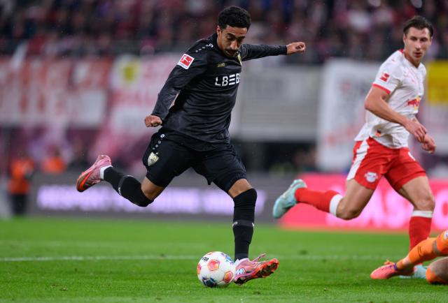 01 November 2025, Saxony, Leipzig: Stuttgart's Tiago Tomas (L) scores his side's first goal during the German Bundesliga soccer match between RB Leipzig and VfB Stuttgart at Red Bull Arena. Photo: Hendrik Schmidt/dpa - WICHTIGER HINWEIS: Gemäß den Vorgaben der DFL Deutsche Fußball Liga bzw. des DFB Deutscher Fußball-Bund ist es untersagt, in dem Stadion und/oder vom Spiel angefertigte Fotoaufnahmen in Form von Sequenzbildern und/oder videoähnlichen Fotostrecken zu verwerten bzw. verwerten zu lassen.