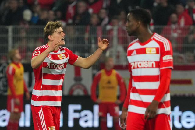 01 November 2025, Berlin: Union Berlin's Aljoscha Kemlein (L) celebrates a goal that was disallowed later during the German Bundesliga soccer match between 1. FC Union Berlin and SC Freiburg at An der Alten Foersterei. Photo: Soeren Stache/dpa - WICHTIGER HINWEIS: Gemäß den Vorgaben der DFL Deutsche Fußball Liga bzw. des DFB Deutscher Fußball-Bund ist es untersagt, in dem Stadion und/oder vom Spiel angefertigte Fotoaufnahmen in Form von Sequenzbildern und/oder videoähnlichen Fotostrecken zu verwerten bzw. verwerten zu lassen.