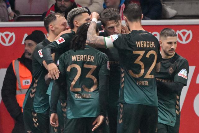01 November 2025, Rhineland-Palatinate, Mainz: Bremen's Jens Stage (C) celebrates scoring his side's first goal with teammates during the German Bundesliga soccer match between FSV Mainz 05 and Werder Bremen at Mewa Arena. Photo: Torsten Silz/dpa - WICHTIGER HINWEIS: Gemäß den Vorgaben der DFL Deutsche Fußball Liga bzw. des DFB Deutscher Fußball-Bund ist es untersagt, in dem Stadion und/oder vom Spiel angefertigte Fotoaufnahmen in Form von Sequenzbildern und/oder videoähnlichen Fotostrecken zu verwerten bzw. verwerten zu lassen.